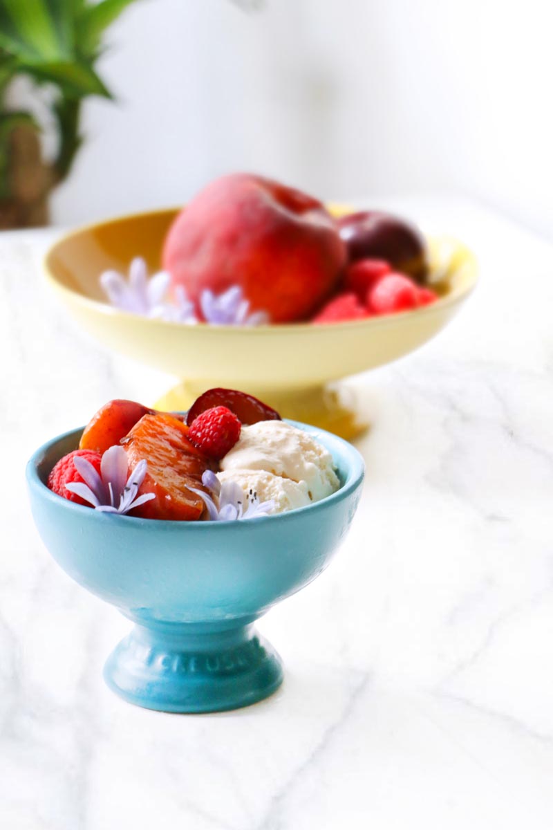 helado con fruta rostizada